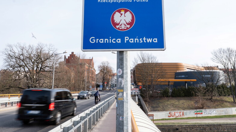 An der Stadtbrücke in Görlitz fiel der betrunkene Autofahrer am Montag Bundespolizisten auf.