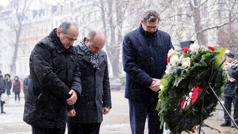 Auch die Bürgermeister verneigten sich vor den Opfern nationalsozialistischer Gewalt: Oberbürgermeister Octavian Ursu (links), Rafal Gronicz Bürgermeister von Zgorzelec (Mitte) und Benedikt Hummel, Bürgermeister in Görlitz.
