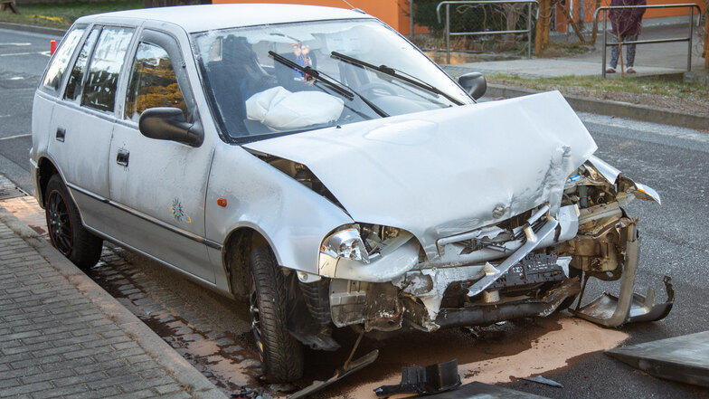 Die Vorderfront des Autos wurde bei dem Unfall stark beschädigt.
