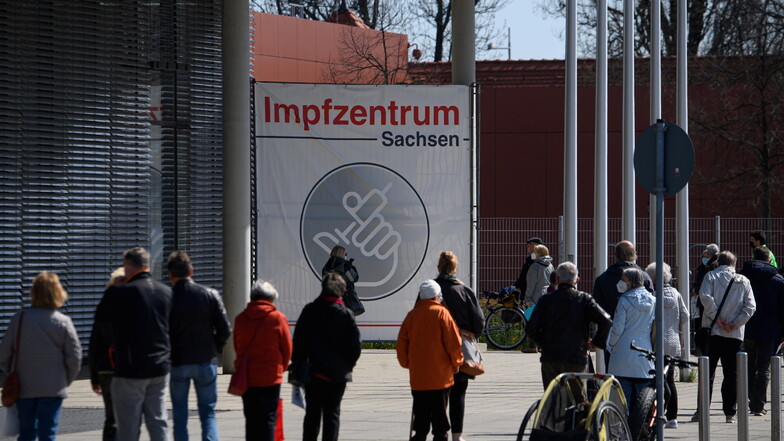 Das Impfzentrum in Dresden soll nach jetziger Planung noch über den 30. Juni hinaus offen bleiben. Die Schließung von kleineren Zentren ist in Sachsen umstritten.