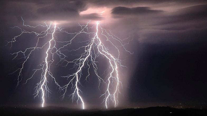 Der längste jemals gemessene Blitz hat sich laut der UN-Wetterorganisation WMO über 768 Kilometer erstreckt.