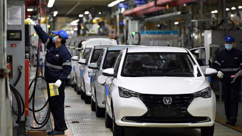 Zwei Männer arbeiten in einer Fabrik des chinesischen Autoherstellers Changan in der Ostchinesischen Provinz Anhui.