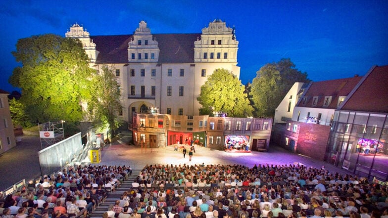 Freuen Sie sich auf laue Sommernächte voller Kultur und Esprit, wenn im Hof der historischen Ortenburg der 27. Bautzener Theatersommer
stattfindet.