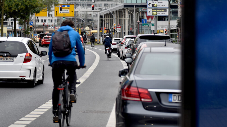 Zum Schutz der Radfahrer ist das Parken an der St. Petersburger Straße seit Freitag verboten.