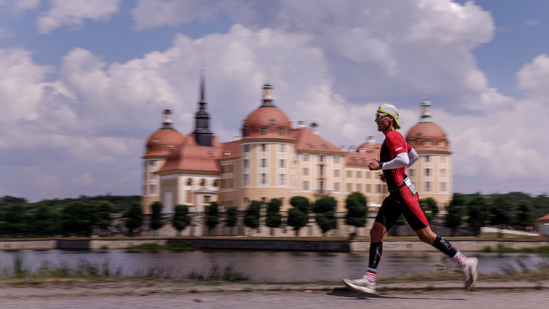 Hitzerennen vor imposanter Kulisse in Moritzburg. Nach 3,8 km im Schlossteich, 180 km auf dem Rad ist der spätere Sieger Marc Werner noch auf der Marathonstrecke rund um das Schloss unterwegs.