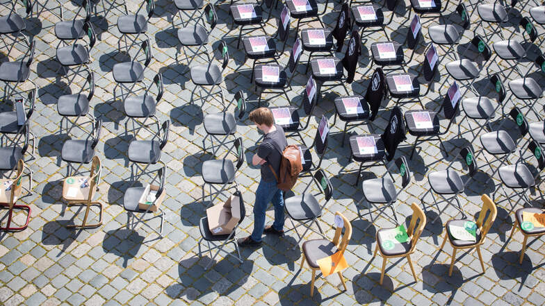 Über 1.500 Stühle wollen die Organisatoren und Teilnehmer der Aktion auf dem Dresdner Neumarkt aufgestellt haben. 
