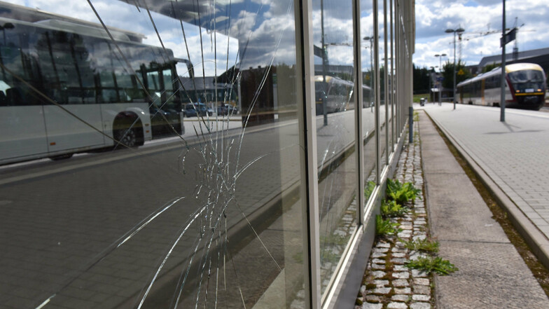 Im Juli zerschlugen Unbekannte mutwillig die Scheiben des Altenberger Busbahnhofs.
