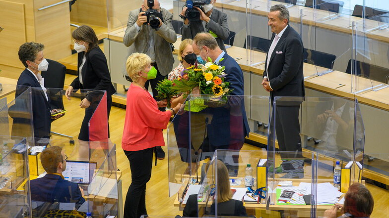 Wulf Gallert (2vr, Die Linke) nimmt im Plenarsaal des Landtages von Sachsen-Anhalt Blumen entgegen. Zuvor war der Politiker in der konstituierenden Sitzung zum Vizepräsidenten des Landtages gewählt worden.