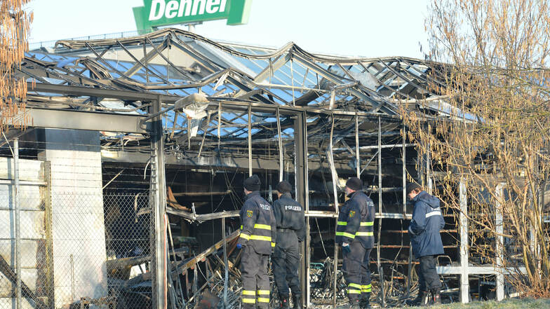 Am Tag nach dem Großfeuer sicherten Polizisten die Brandstelle des Dehner-Gartenmarktes in Coswig und suchten nach Spuren.