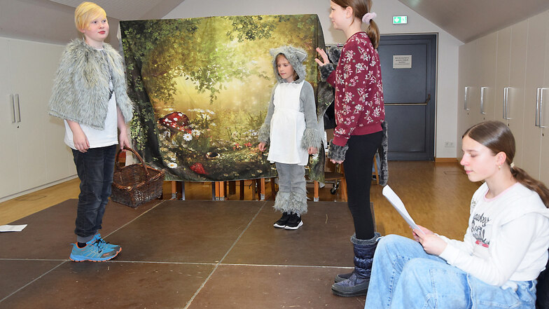 Kinder proben eine Spielszene: An jedem Mittwoch trifft sich die Theatergruppe in der Hoyerswerdaer Altstadt.