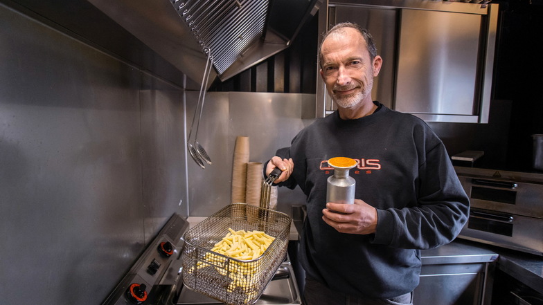 Mitinhaber René Freigang in der Küche beim Pommes frittieren.