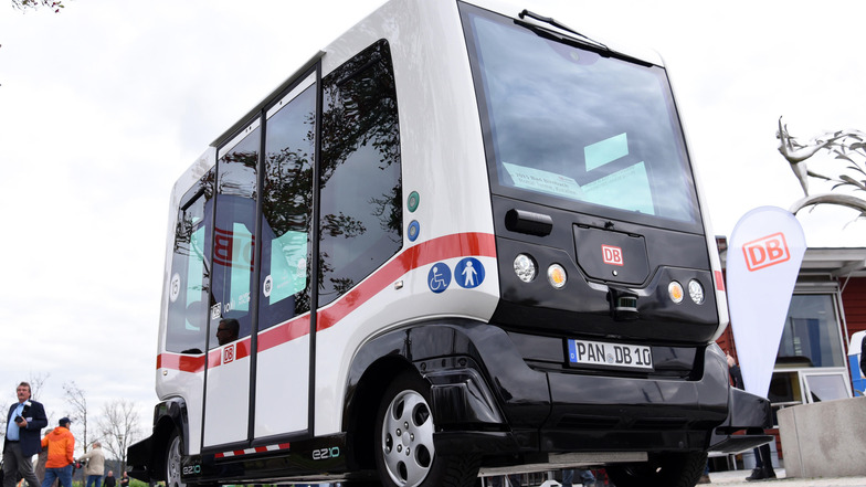 Ein autonom-fahrender Mini-Bus der Deutschen Bahn rollt bereits seit 2017 in Bad Birnbach (Bayern) wenige Kilometer auf einer Straße.