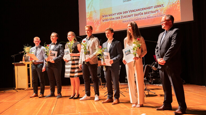 Schüler des Leistungskurses Geschichte von Tutor Wolfgang Maas (r.) erreichten einen Preis in einem Bundeswettbewerb.