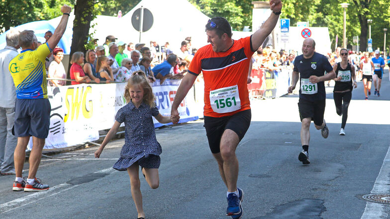 Papa ist der Größte: Adam Telege stürmt mit seiner Tochter nach anstrengenden zehn Kilometern ins Ziel.