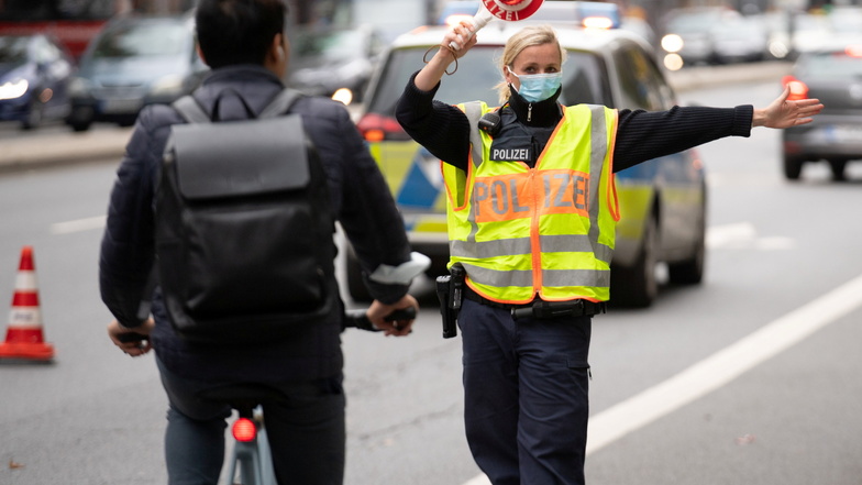 An einigen Kreuzungen in Bautzen waren am Montag die Ampeln abgeschaltet. Stattdessen regelte eine Polizistin den Verkehr.