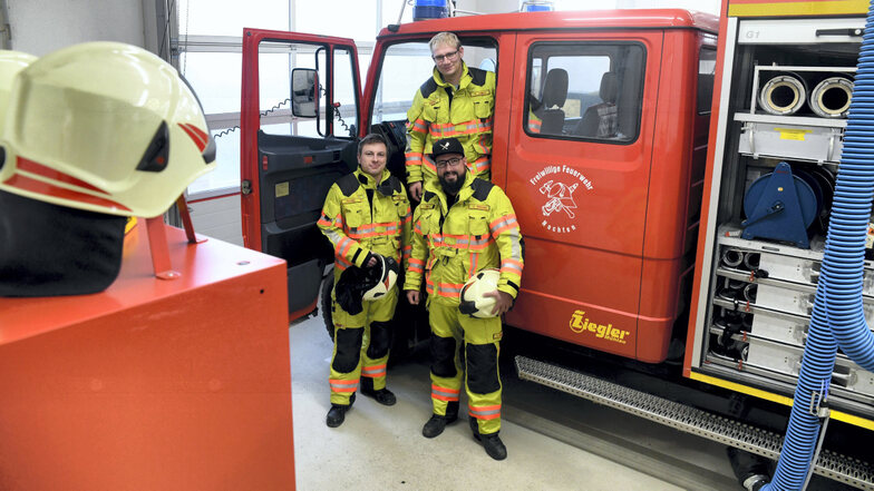Für Truppführer Hendryk Balko (li.) ist der Dienst in der Feuerwehr Nochten selbstverständlich. Für den neuen Ortswehrleiter Robin Ladusch (hinten) und seinen Stellvertreter Sebastian Rötschke ebenso.
