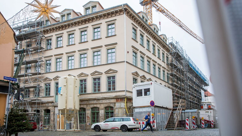 Am Hotel Stadt Leipzig sind die Gerüste auf der Rähnitzgasse gefallen, die historische Fassade ist wieder sichtbar.