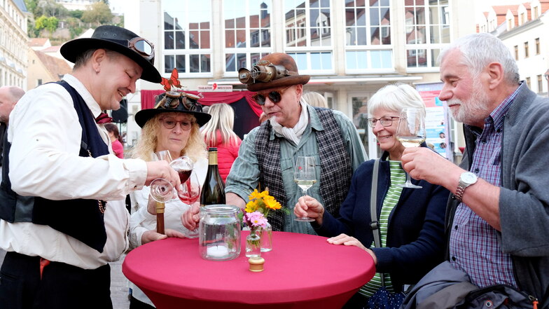 Steam Punker treffen auf Gäste aus Magdeburg und trinken zusammen Wein auf dem Theaterplatz.