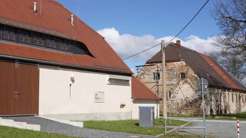 Für die Festscheune im Rittergut Neukirch hat der Gemeinderat neue Nutzungsgebühren festgelegt. Für die alter Brennerei (r.) sucht die Kommune einen Pächter.