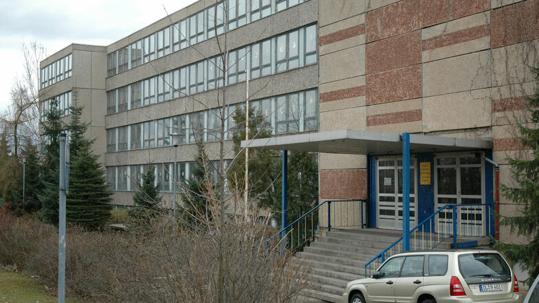 Das Foto der Grundschule am Holländer entstand im März 2006.