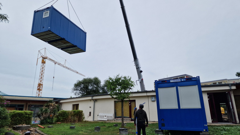 Für den Interimsbetrieb wurden
in den letzten
Tagen Umkleide- und Hygienecontainer aufgestellt.