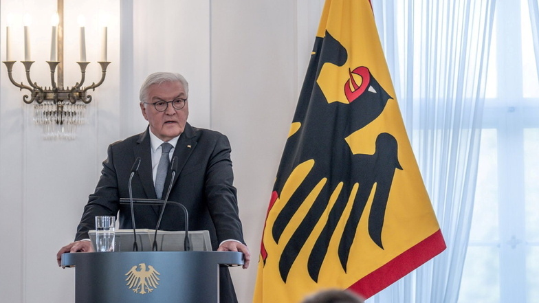 Bundespräsident Frank-Walter Steinmeier hat die Menschen in Deutschland auf eine schwierige Zukunft als Folge des Ukraine-Kriegs eingestimmt und ihren Widerstandsgeist beschworen.