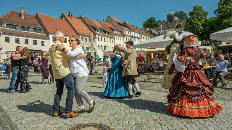 Stolpens ehemaliger Bürgermeister Uwe Steglich und seine Frau Ilka beim Walzer tanzen auf dem Marktplatz.