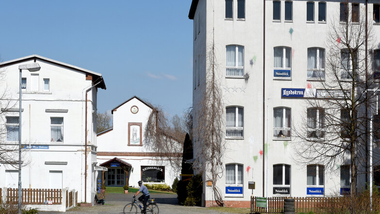 Das Hotel "Neißeblick" in Ostritz darf derzeit nicht genutzt werden. Betroffen sich das ehemalige Hotel samt Gaststätte (rechts) und das frühere Rezeptionsgebäude (Mitte, hinten).