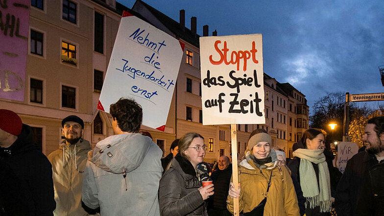 Mitarbeiter aus der Jugendhilfe und Kultur demonstrierten vor dem Sonderkreistag in Görlitz.