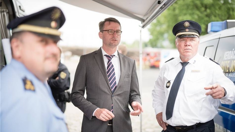 Sachsens Innenminister Roland Wöller informiert sich im provisorischen Lagezentrum bei Polizeipräsident Horst Kretzschmar über den Stand der Sperrungen und Evakuierung wegen des Bombenfunds.