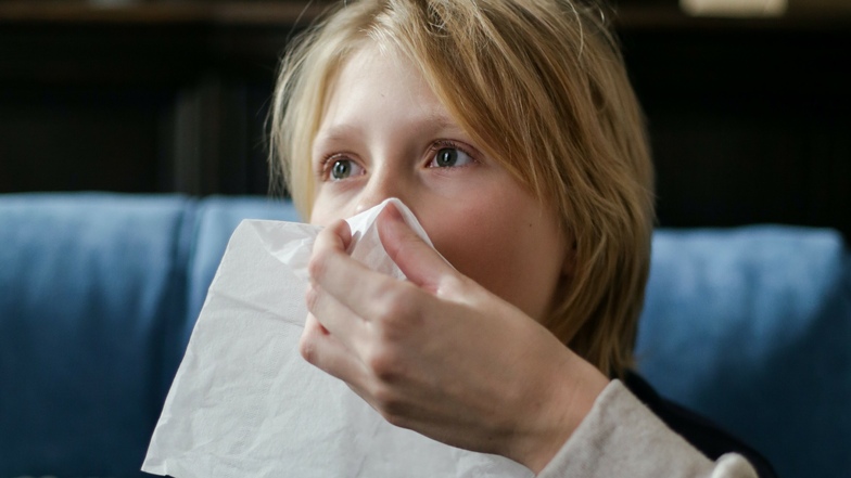 Weil sich bei Omikron die Viren vor allem im Nasen-Rachen-Raum ansiedeln, verläuft die Infektion mit der Corona-Variante häufig milder mit Symptomen wie Schnupfen und Halsweh.