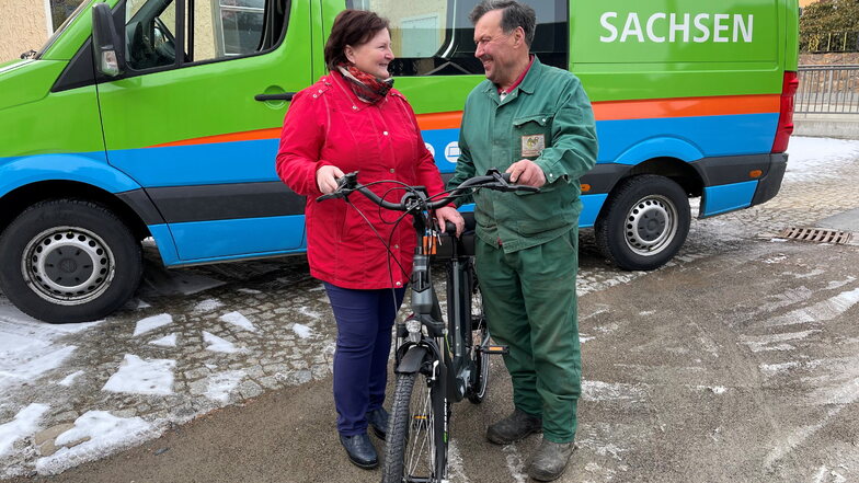 Bärbel und Jürgen Lange in Reichstädt freuen sich über das neue E-Bike, das sie in der Morgensendung mit Silvio Zschage gewonnen haben und das dieser gleich persönlich vorbeigebracht hat.
