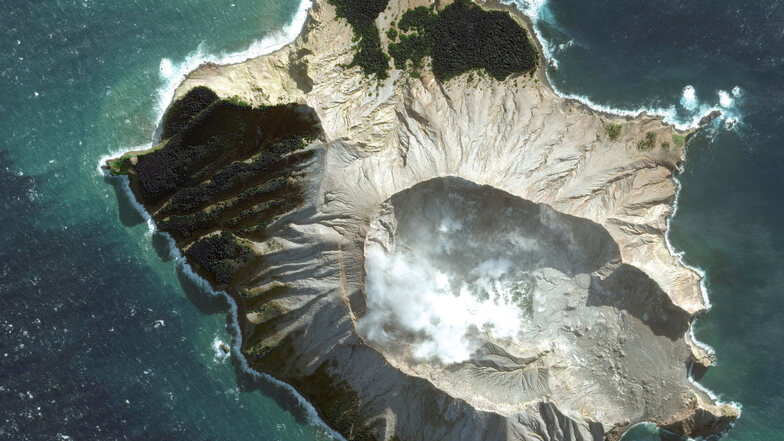 Dieses Satellitenbild zeigt die neuseeländische Insel vor dem Ausbruch des Vulkans.