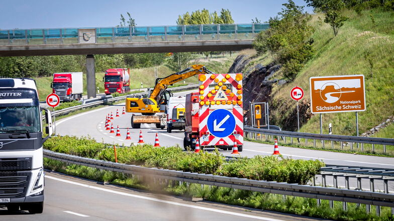 Die Böschungen werden in Ordnung gebracht, der Verkehr auf eine Spur begrenzt.