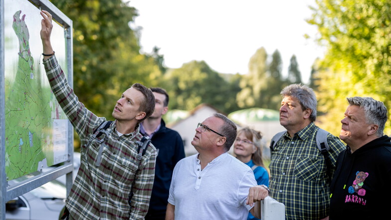 Projektleiter Oliver Herberg (l.) zeigt den "Testwanderern", darunter Neukirchs Bürgermeister Jens Zeiler (Mitte) und Bischofswerdas OB Holm Große (2.v.r.), die neue Etappe des Oberlausitzer Bergwegs.