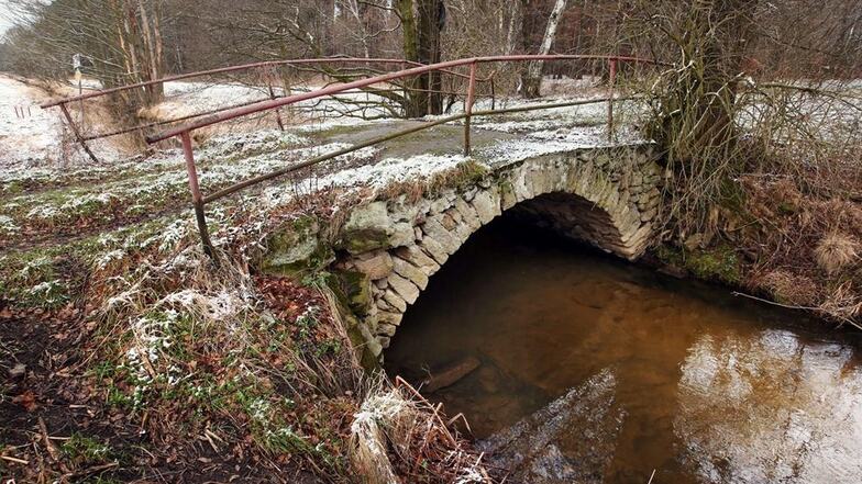 Die mit Feldsteinen gesetzte Gewölbebrücke über die Kleine Röder am Dammweg an der nördlichen Gemeindegrenze darf schon jetzt nicht mehr befahren werden. An dieser Stelle ist eine schlichte Betonüberquerung für 170000 Euro geplant.