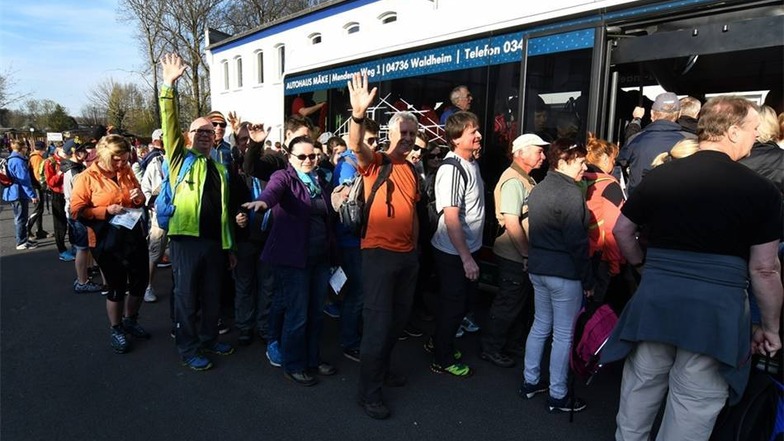 Das Gedränge ist groß am Bus, der die Teilnehmer von Döbeln nach Waldheim bringt.