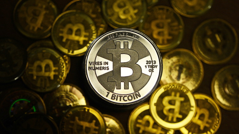 Es gibt eigentlich keine Bitcoins zum Anfassen. Wäre diese digitale Währung als Münzen erhältlich, würden sie vielleicht so aussehen. Insgesamt ist Bitcoin auf etwa 21 Millionen Stück begrenzt. Knapp 19 Millionen davon existieren bereits.