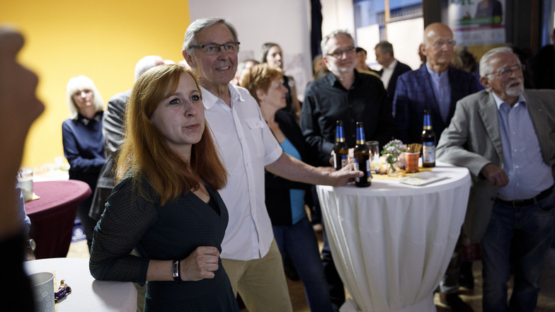 OB-Kandidatin Franziska Schubert beobachtet mit ihren Anhängern die Wahlergebnisse.