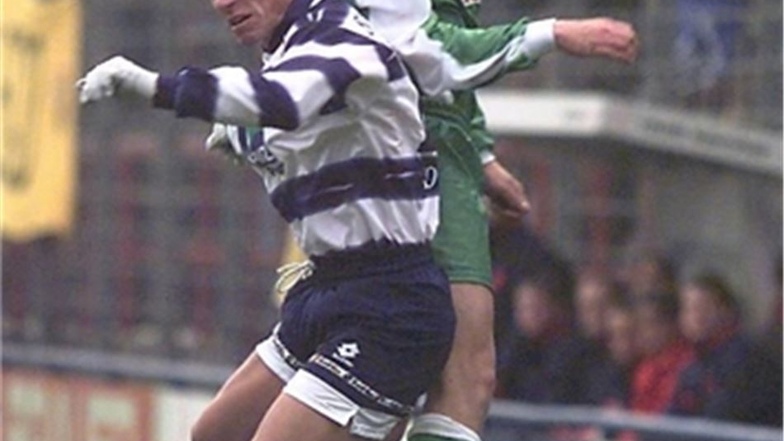 René Groth (oben) bei einem Kopfballduell vor 21 Jahren im Regionalligaspiel in Babelsberg. Dynamo Dresden gewann damals 3:1.