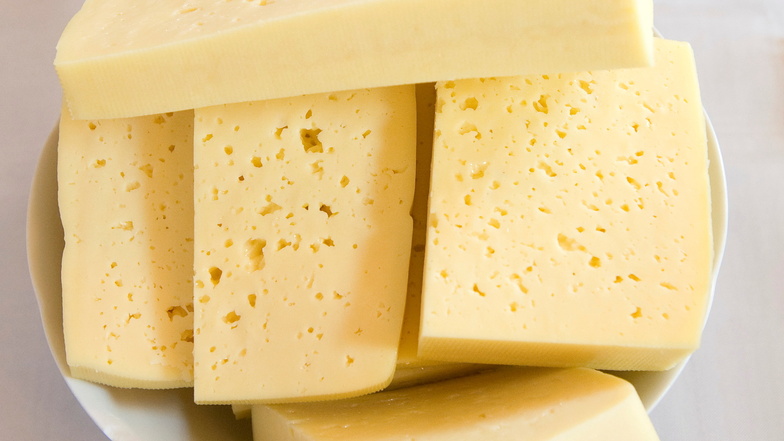 200 Stück Käse wurden von aus einer Kühlvitrine beim Kunsthandwerkermarkt in Neschwitz gestohlen.