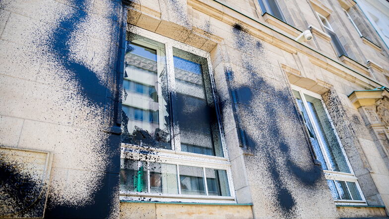 Die Fassade der Vertretung des Freistaates Sachsen beim Bund ist mit schwarzer Farbe beschmiert. Ebenso sind Fensterscheiben zerstört.