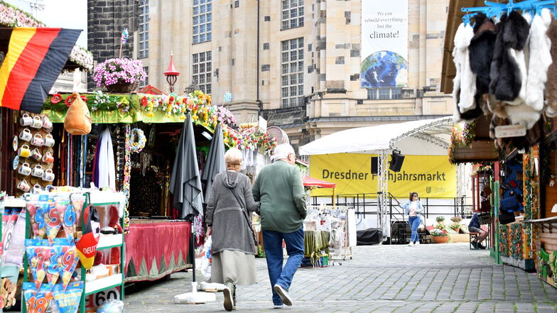 Wegen des Umbaus des Altmarkts findet der Dresdner Frühjahrsmarkt zum zweiten Mal auf dem Neumarkt vor der Frauenkirche statt. Im kommenden Jahr soll er dann wieder auf den Altmarkt umziehen.