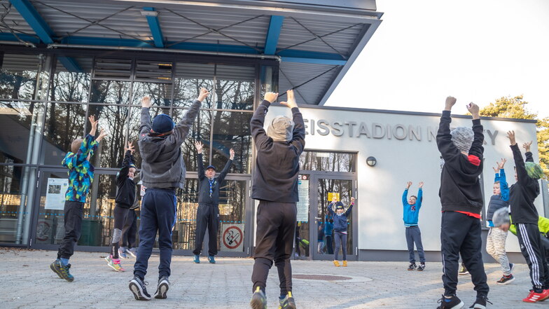 Das erste Training des ELV-Nachwuchses seit November fand vergangene Woche mit Trainer Jens Schwabe vor dem Eisstadion statt.