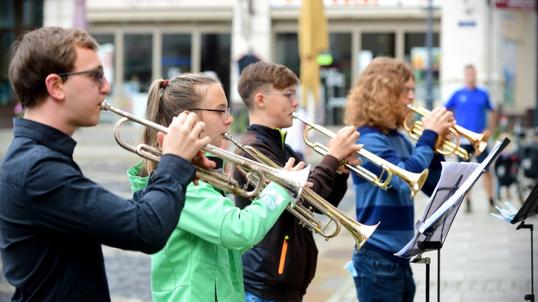 Am Tag des offenen Denkmals musizierten auch Schüler der Kreismusikschule auf dem Zittauer Markt.