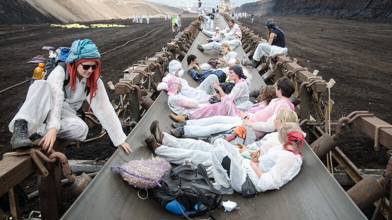 Ein bild vom Mai 2016: Aktivisten des Protestbündnisses "Ende Gelände" liegen auf einem Förderband im Tagebau Welzow. Die Proteste waren Teil einer weltweiten Aktionsreihe, die sich gegen die Nutzung fossiler Rohstoffe wie Kohle und Öl richtet.