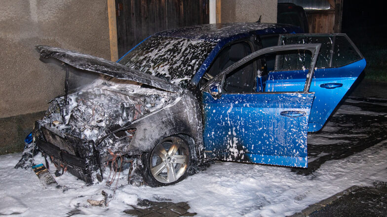 Der ausgebrannte Motorraum des Skoda. Das übergreifen des Feuers auf das benachbarte Haus konnte verhindert werden.