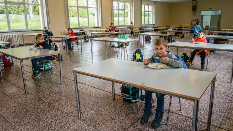 Abstand halten heißt es auch im Speisesaal des Wilthener Schulzentrums. Die Tische wurden auseinander gerückt, und es gibt pro Tisch nur einen Stuhl, so dass zwischen den Schülern große Abstände herrschen.