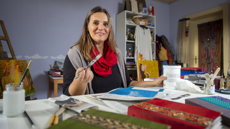 In ihrem Friedewalder Atelier kann man gemeinsam mit Kathrin Stadthaus auch Bücher binden.