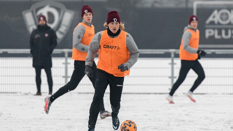 Weißer Platz, roter Ball, große Spielfreude. Dynamo trainiert wieder. Und Marvin Stefaniak bereitet das erste Tor des neuen Jahres vor.